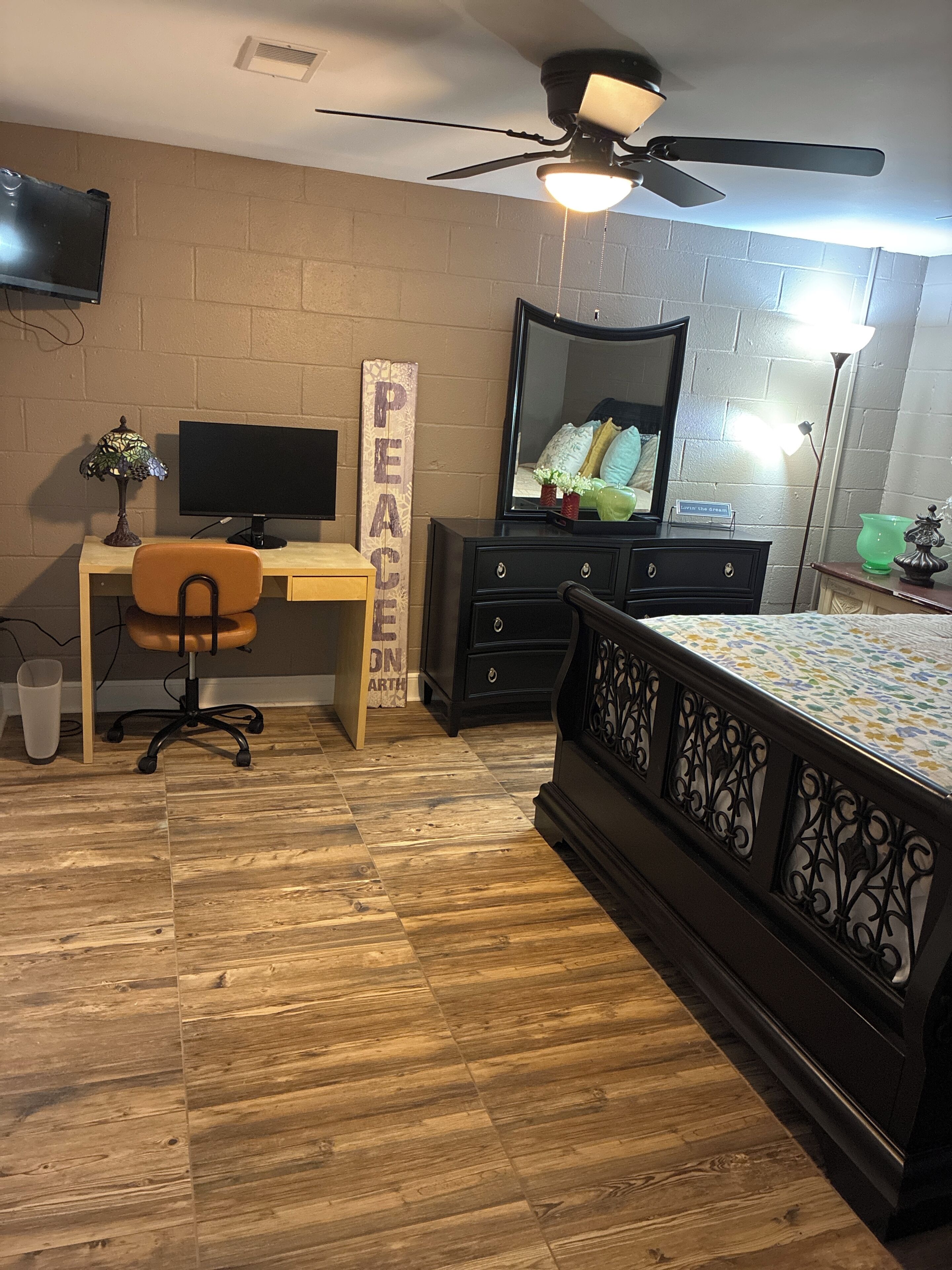 2 bedrooms, in-room safe, desk, iron/ironing board