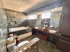 Jetted bath, hair dryer, bidet, towels - Family Home with Pool and Palapa - Central and Quiet Location. (Cuernavaca)