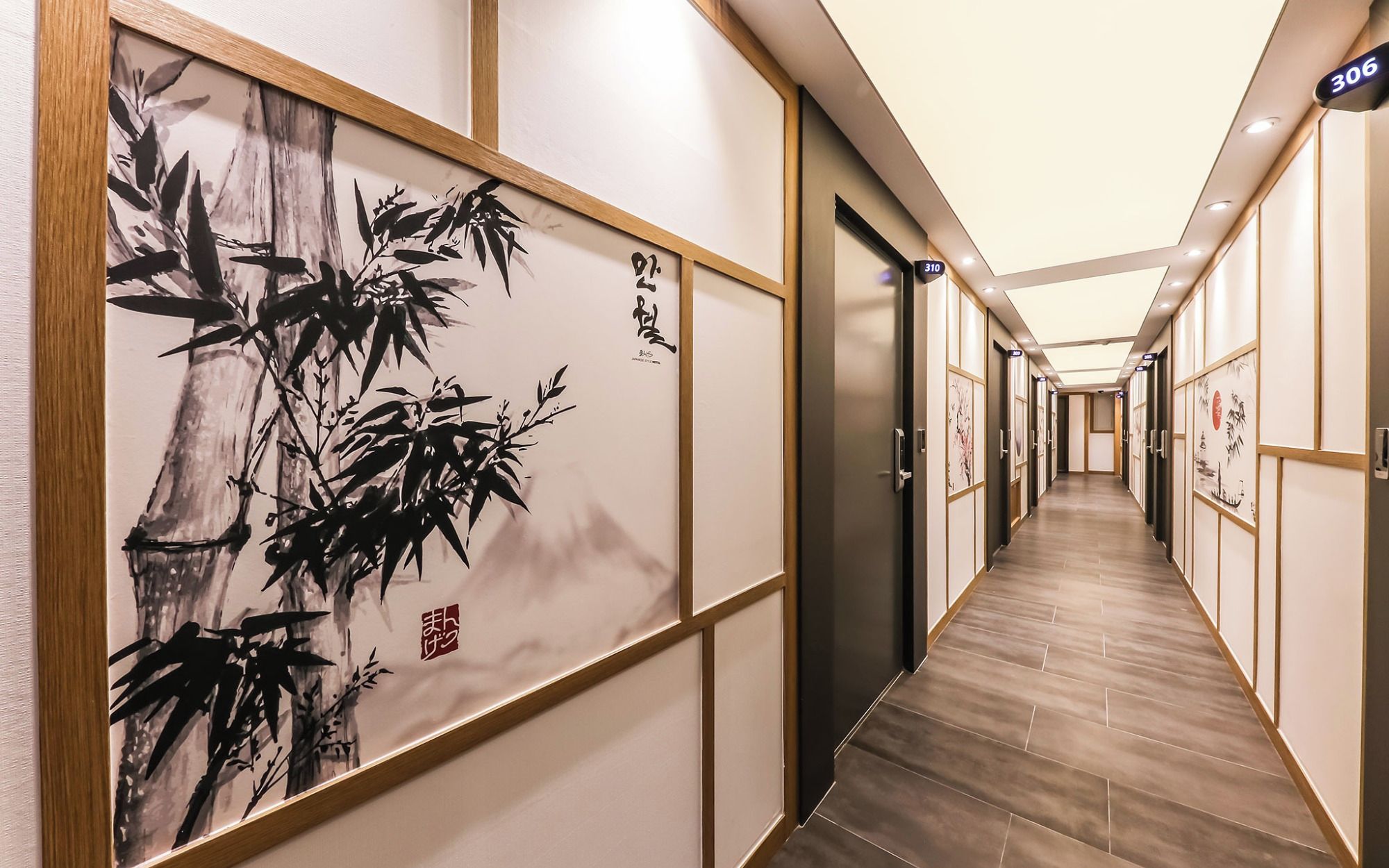 Ein Korridor mit traditioneller Dekoration, darunter Kalligraphie und Bambuskunst an den Wänden.