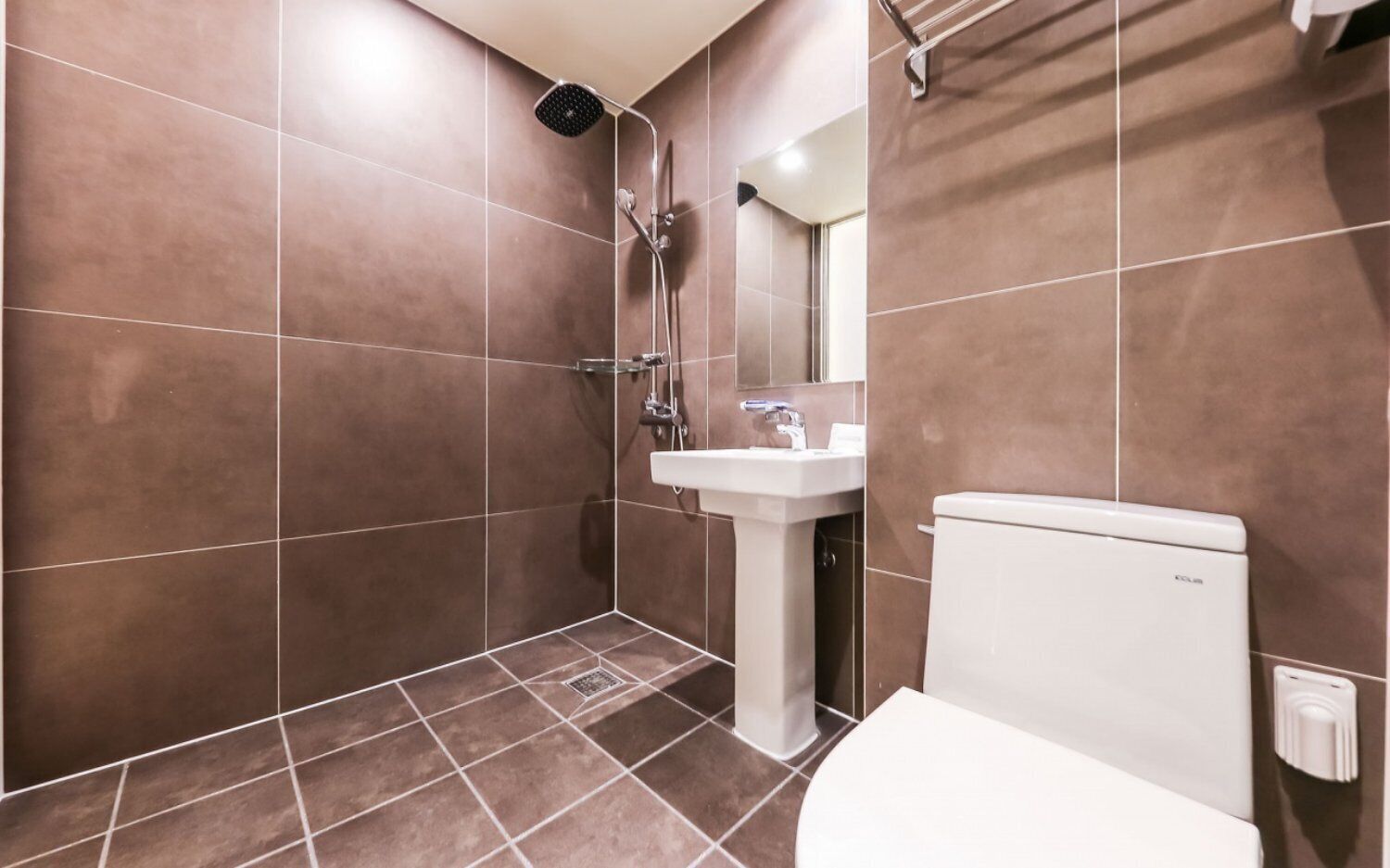 Deluxe Room | Bathroom | Shower, hair dryer, towels, soap