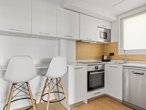 Private kitchen - Príncipe de Vergara - 2 Bedrooms with terrace (Ciudad Madrid)