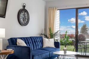 Living area - 🏖️ East Bay Escape | Short Walk to the Beach ➠ 5606 (Williamsburg)