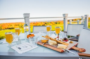 Outdoor dining - 🏖️ East Bay Escape | Short Walk to the Beach ➠ 5606 (Williamsburg)