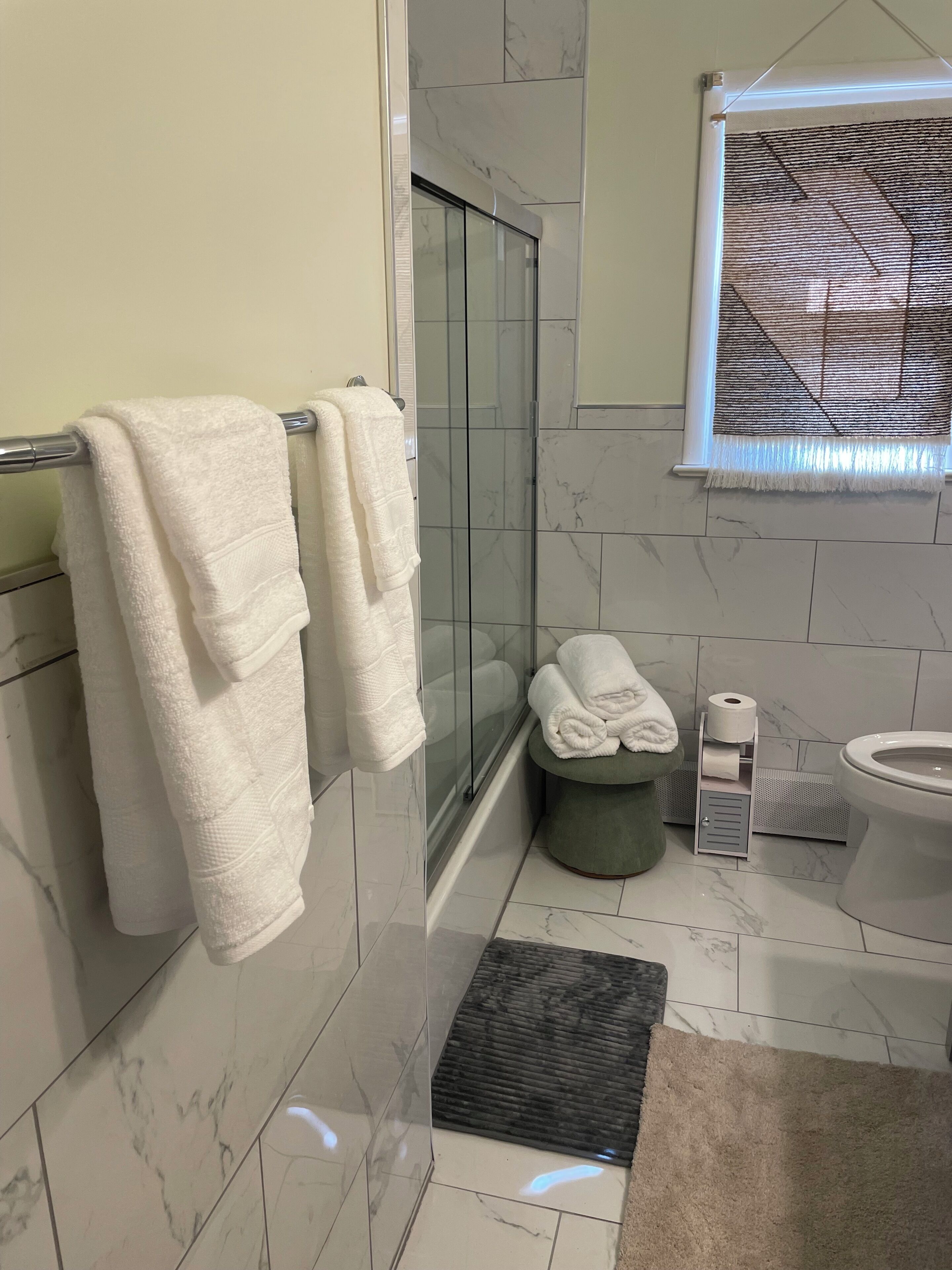 Sèche-cheveux, serviettes fournies, savon, papier toilette