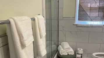 Sèche-cheveux, serviettes fournies, savon, papier toilette