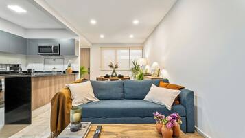 Departamento Deluxe, vista a la ciudad | Área de sala de estar