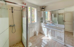 Bathroom - Awesome home in Cavalaire (Cavalaire)