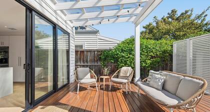 Northcote 3BR near High St, Train and Tram & Sunny Deck