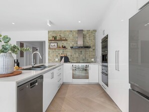 Fridge, microwave, oven, stovetop - Northcote 3BR near High St, Train and Tram & Sunny Deck (Northcote)