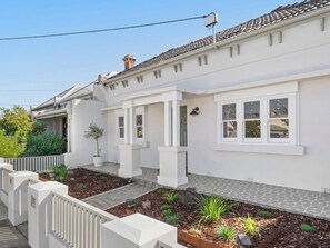 Exterior - Northcote 3BR near High St, Train and Tram & Sunny Deck (Northcote)