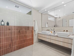 Shower, hair dryer, towels, soap - Northcote 3BR near High St, Train and Tram & Sunny Deck (Northcote)