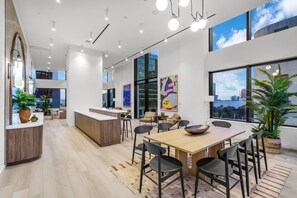 Dining - New 35th Floor Downtown+Free Parking (Miami)