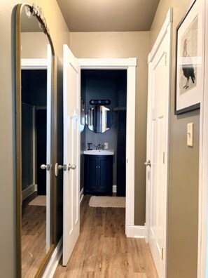 Bathroom - Cozy 1-bedroom studio with private outdoor area in downtown Henderson (Henderson)