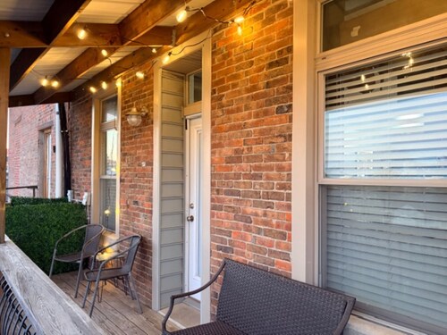 Cozy 1-bedroom studio with private outdoor area in downtown Henderson
