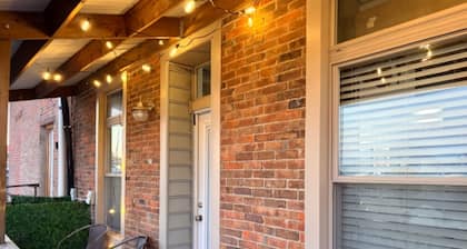 Cozy 1-bedroom studio with private outdoor area in downtown Henderson