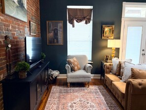 Living area - Cozy 1-bedroom studio with private outdoor area in downtown Henderson (Henderson)