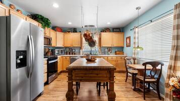 Coffee/tea maker, fridge, microwave, oven