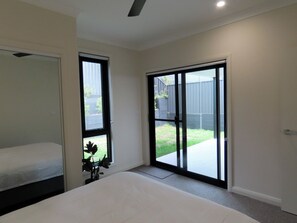 Room - "Stone" 2 Master Suites, Bay Views, Walk to Marina (Nelson Bay)
