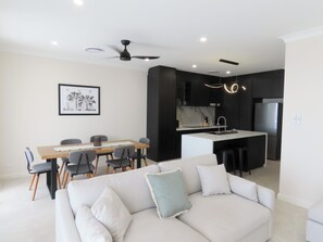 Living area - "Stone" 2 Master Suites, Bay Views, Walk to Marina (Nelson Bay)