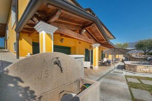 Outdoor dining - Vrbo Property (Costermano)