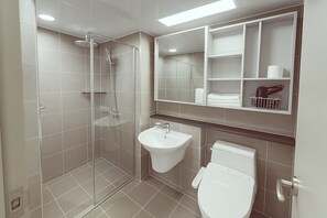 Standaard kamer, 1 twee- of 2 eenpersoonsbedden, uitzicht op stad | Badkamer | Een douche, een haardroger, handdoeken, zeep