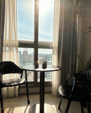 Standaard kamer, 1 twee- of 2 eenpersoonsbedden, uitzicht op stad | Dineren