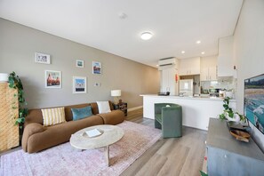 TV - KozuGuru | Glebe | Iconic Inner-City Retreat (Glebe)