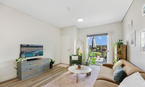 TV - KozuGuru | Glebe | Iconic Inner-City Retreat (Glebe)
