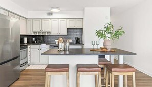 Frigorífico, microondas, horno y placa de cocina