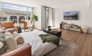 Een strijkplank/strijkijzer, wifi, beddengoed