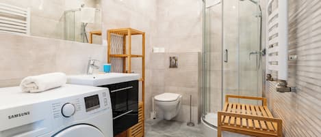 Douche, sĂšche-cheveux, serviettes fournies