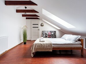 1 habitación, tabla de planchar con plancha y ropa de cama 