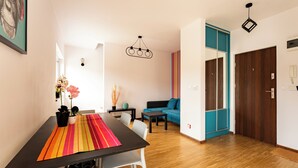 Ein stilvoller Wohnraum mit Essbereich, einer Couch und einer Tür.