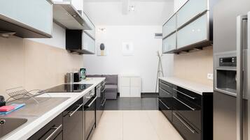 Fridge, oven, stovetop, dishwasher