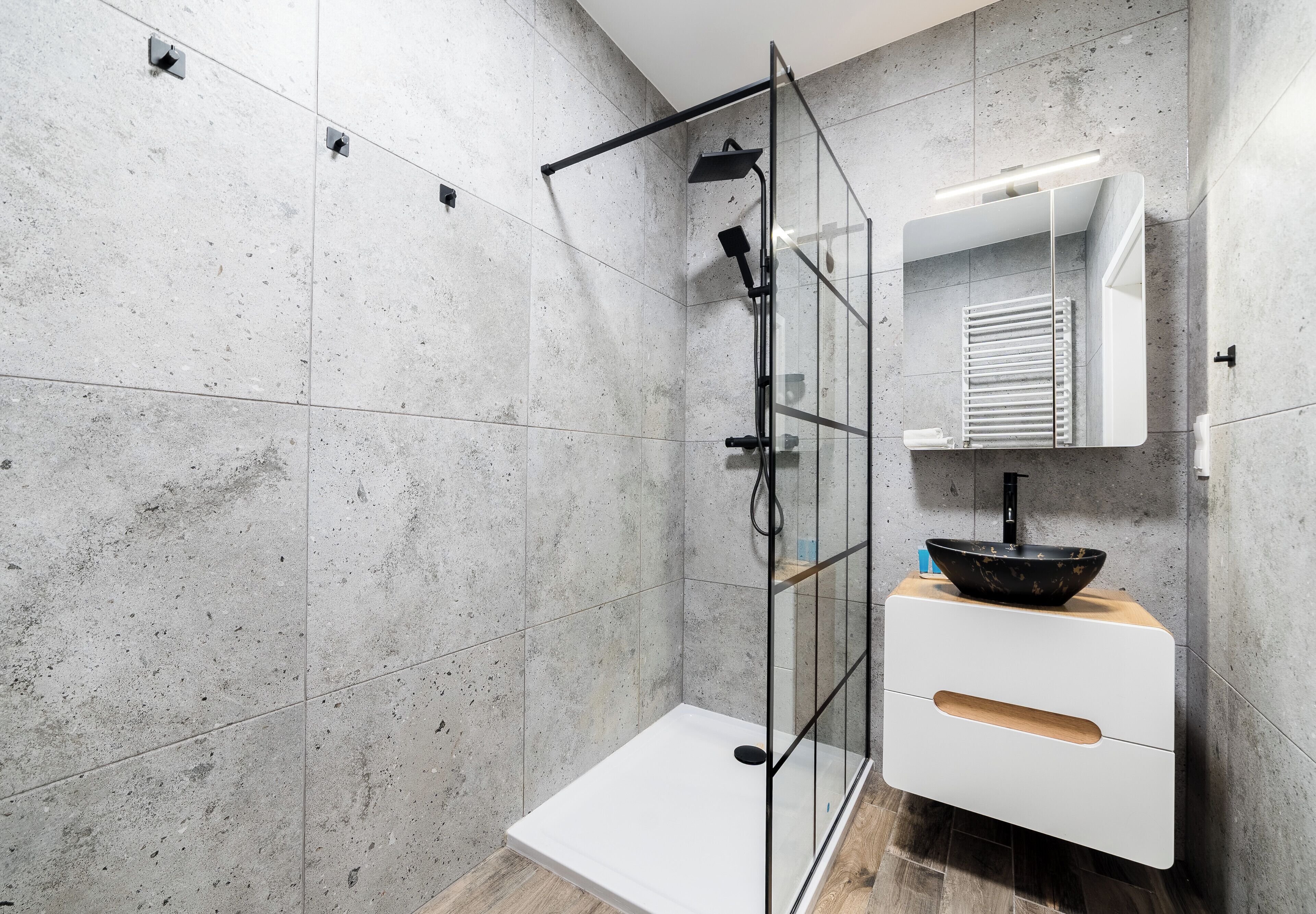Shower, hair dryer, towels