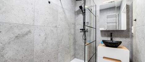 Shower, hair dryer, towels