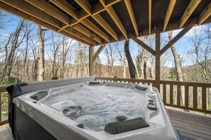 Outdoor spa tub - Cabin w/ Hot Tub, Fire Pit & Fireplace – Near Skiing & Blue Ridge Parkway (Blowing Rock)