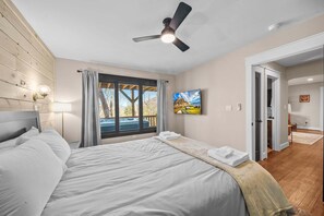 Room - Cabin w/ Hot Tub, Fire Pit & Fireplace – Near Skiing & Blue Ridge Parkway (Blowing Rock)