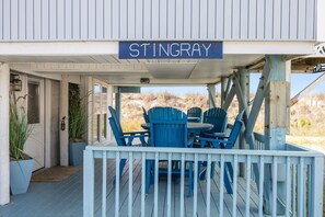 Outdoor dining - Stingray:Oceanfront Pet-Friendly Home in East Beach, Oak Island, perfect for 9 guests! (Oak Island)