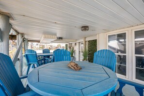 Outdoor dining - Stingray:Oceanfront Pet-Friendly Home in East Beach, Oak Island, perfect for 9 guests! (Oak Island)