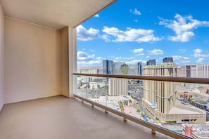 A high-rise room with a city view, large windows, and a balcony railing. - Luma Vèra –  Strip Luma Vèra – Penthouse Sanctuary Strip Views (Las Vegas)