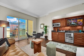 Smart TV, books - Luma Vèra –  Strip Luma Vèra – Penthouse Sanctuary Strip Views (Las Vegas)