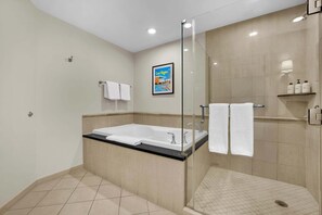 Shower, jetted bath, hair dryer, towels - Luma Vèra –  Strip Luma Vèra – Penthouse Sanctuary Strip Views (Las Vegas)