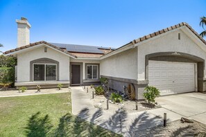 Exterior - Charming 3bedroom home in serene Palm Springs with solar AC Resort like backyard (Palm Springs)