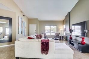 Living area - Charming 3bedroom home in serene Palm Springs with solar AC Resort like backyard (Palm Springs)