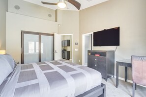 Room - Charming 3bedroom home in serene Palm Springs with solar AC Resort like backyard (Palm Springs)