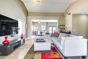 Living area - Charming 3bedroom home in serene Palm Springs with solar AC Resort like backyard (Palm Springs)