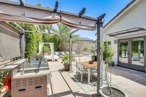 Outdoor dining - Charming 3bedroom home in serene Palm Springs with solar AC Resort like backyard (Palm Springs)