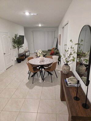 Interior - Minutes away from everything • Beach - Center - Airport (Jacksonville)