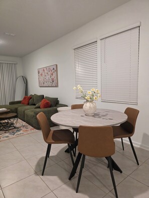 Dining - Minutes away from everything • Beach - Center - Airport (Jacksonville)